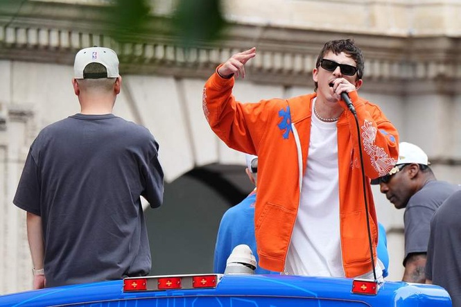 Image from: Every celebrity that attended New York Knicks record-breaking NBA Championship parade