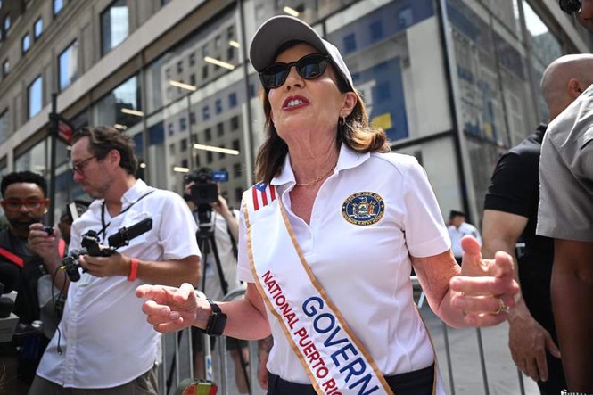 Image from: Knicks’ Tyler Kolek picks sides between Donald Trump and Governor Kathy Hochul with creative T-Shirt