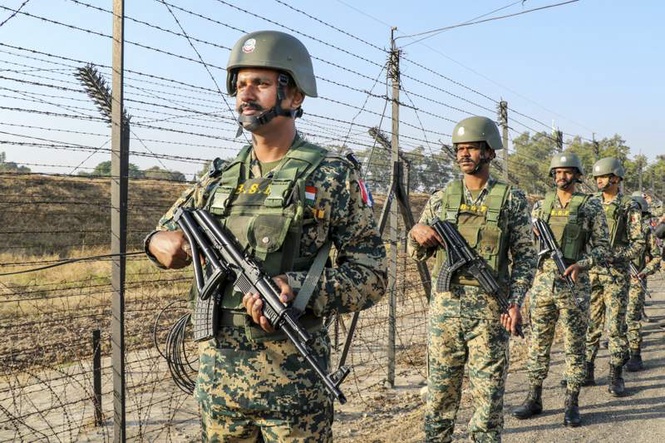 Image from: BSF foils major arms smuggling bid near India-Pakistan border, seizes 25 pistols, AK-47