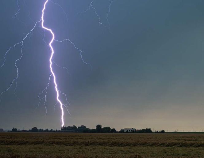 Image from: Agartala-bound IndiGo flight struck by lightning at Kolkata airport