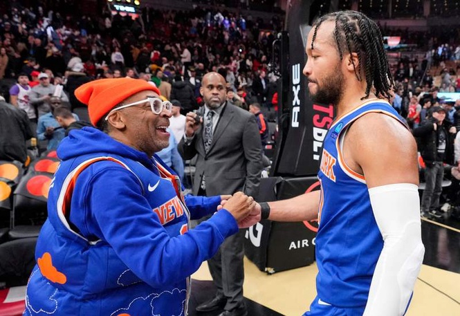 Image from: Spike Lee reacts to Jalen Brunson’s championship parade gesture after NBA Finals’ Game 5 snub
