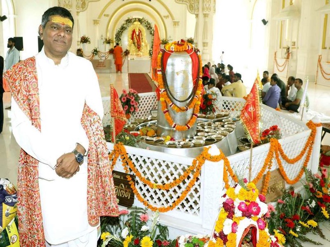 Image from: World’s Largest 5,211-kg Parad Shivling Created by Raghunath Guruji; Grand Pran Pratishtha Held in Haridwar