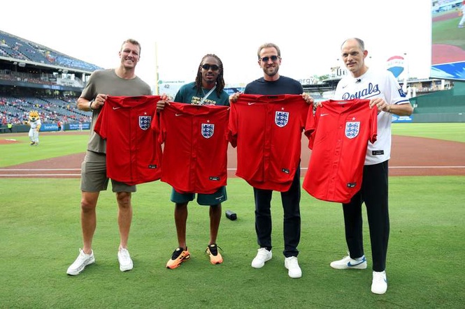 Image from: Kansas City Royals send message to England after World Cup team visit MLB side