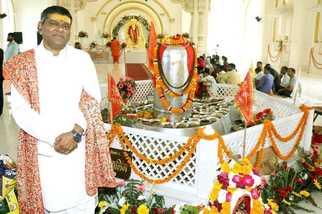 Image from: World’s Largest 5,211-kg Parad Shivling Created by Raghunath Guruji; Grand Pran Pratishtha Held in Haridwar