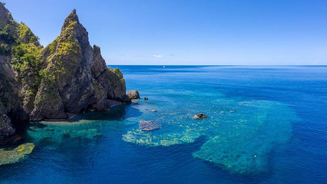 Image from: In the Caribbean, this is the most discreet and gorgeous beach to stay away from prying eyes