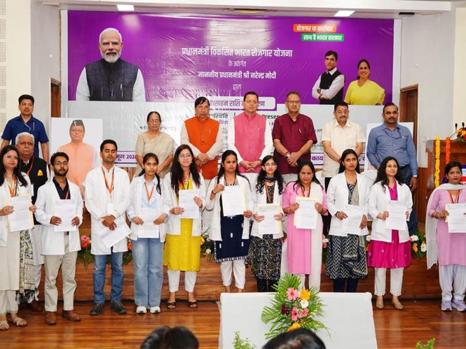 Image from: Uttarakhand CM Dhami celebrates youth empowerment: honours employers and employees under PM-VBRY