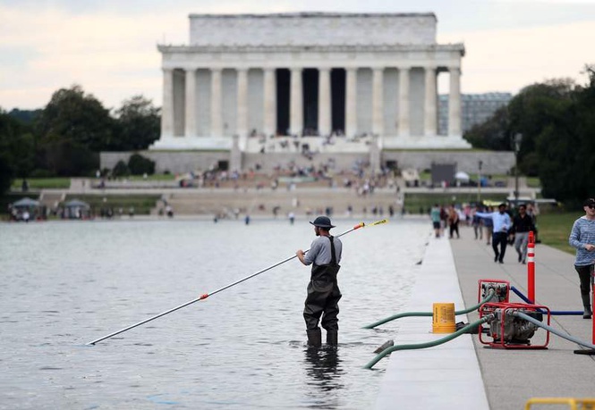 Image from: Algae, then peeling paint: More woes for Washington's Reflecting Pool