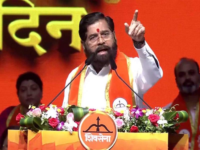 Image from: Uddhav Thackeray abusing those who worked to strengthen Shiv Sena: Eknath Shinde defends 2022 split