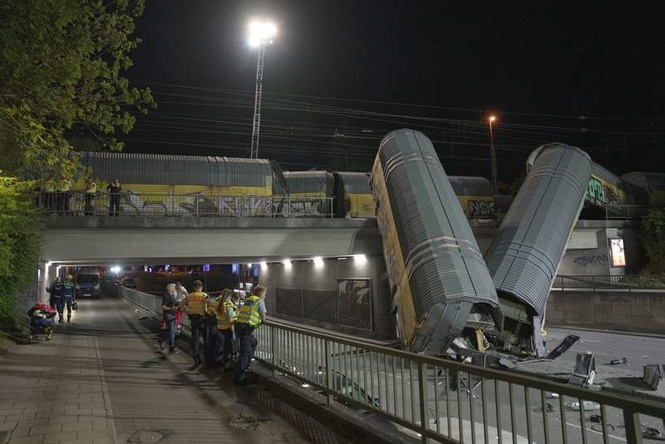 Image from: Freight train plunges from bridge in Germany