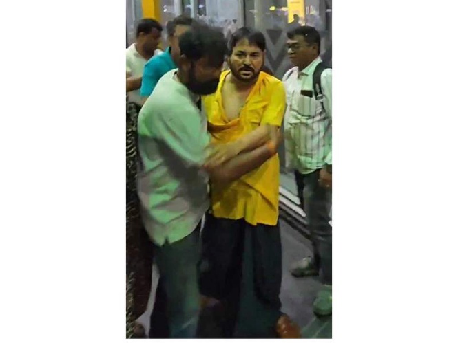 Image from: Derek O'Brien alleges attempted attack on Abhishek Banerjee at Kolkata airport, says "BJP supporter with gun" standing at exit