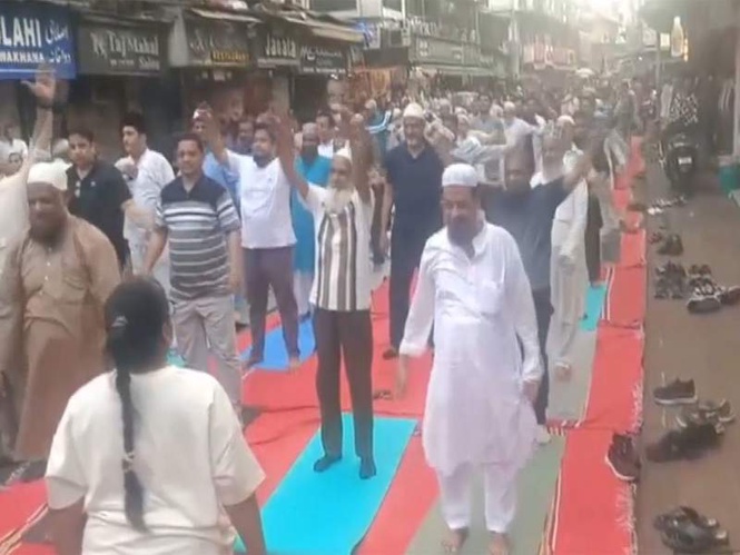 Image from: Mumbai BJP Minority Morcha organises yoga session at Minara Masjid ahead of International Yoga Day