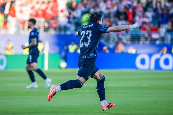 Image from: Ten-man Paraguay beat Turkey 1-0 after historic Almirón red card
