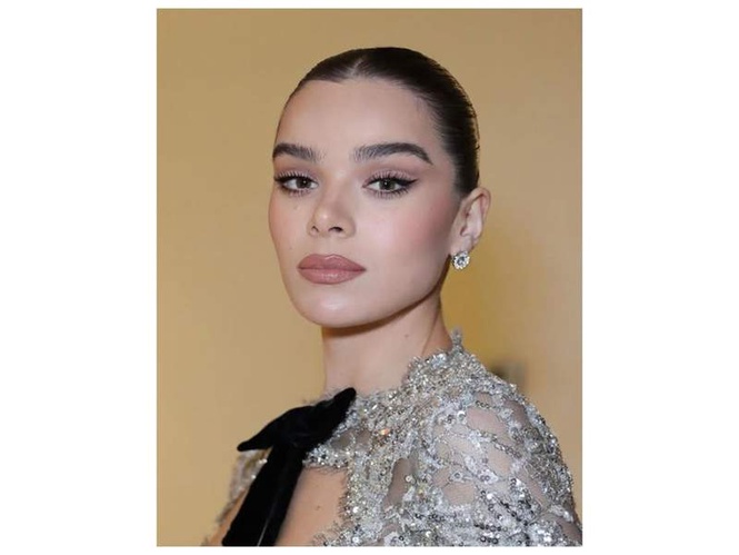 Image from: Hailee Steinfeld, Josh Allen reveal daughter's name as Harper Haize Allen