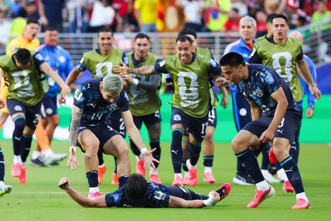 Image from: Ten-man Paraguay beat Turkey 1-0 after historic Almirón red card