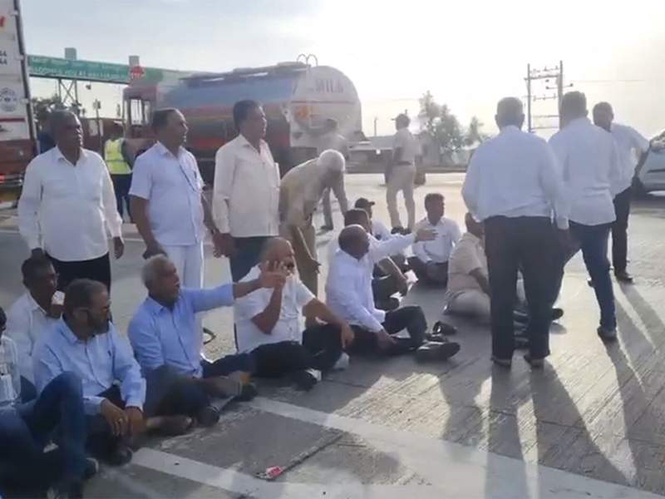 Image from: Karnataka Police stop Maharashtra Samiti workers at Hattargi Toll Gate during Amit Shah's Kolhapur visit