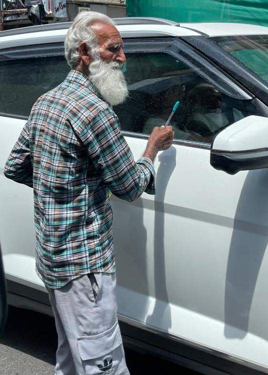 Image from: Noone to pamper this father, yet he keeps fighting for his grandchildren’s future