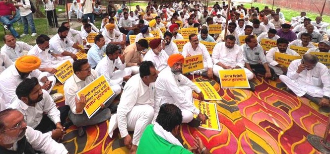 Image from: AAP protest outside ex- Punjab BJP chief’s home over fake video campaign targeting CM Mann