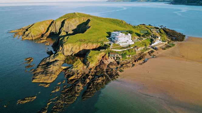Image from: In the UK, these are the 10 most beautiful and little-known islands you need to visit (you’ll fall in love immediately)