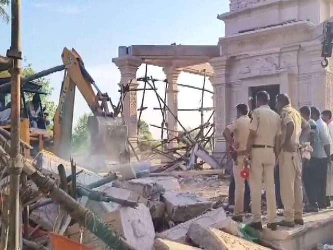 Image from: PM Modi expresses grief over loss of lives in temple wall collapse in Maharashtra's Parbhani