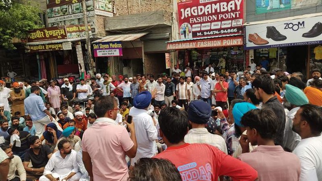 Image from: Sirsa’s Kalanwali residents protest ‘unfair’ challan drive, block road