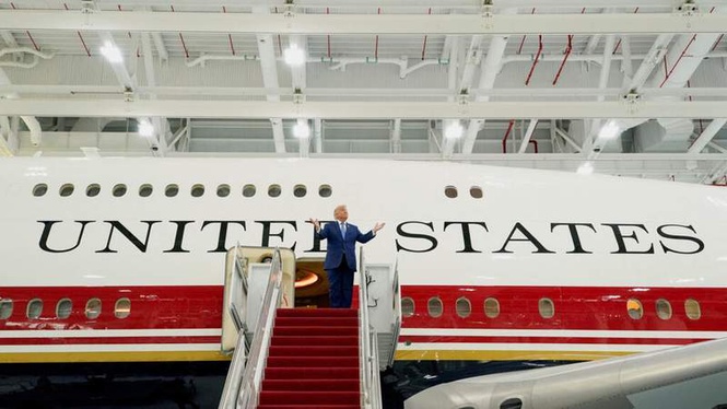 Image from: Trump unveils new Air Force One converted from luxury jet gifted by Qatar