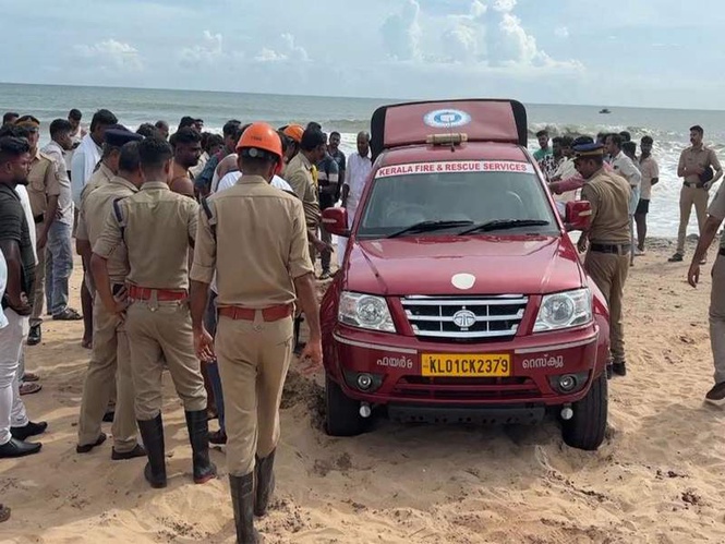 Image from: Keralam: Strong waves at Payyambalam beach leave Bengaluru student missing, one rescued