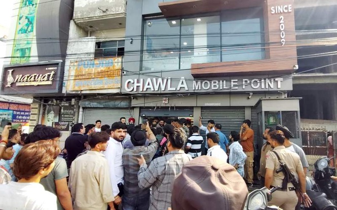 Image from: Jalandhar shopkeeper chases gunmen after firing, nabs one