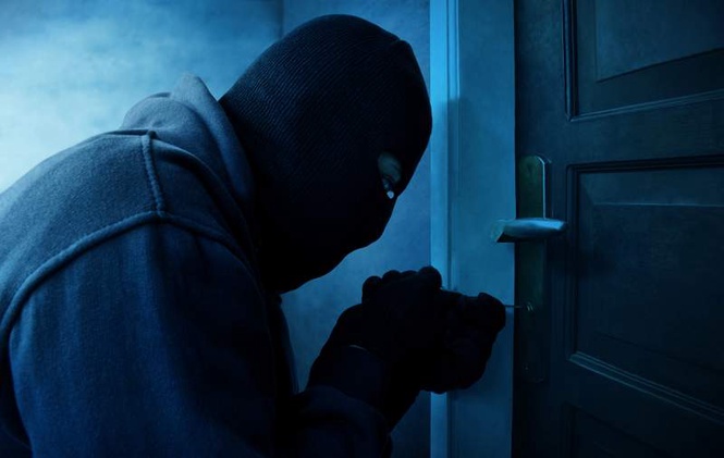 Image from: Chandigarh: Two men make off with AC in daylight robbery