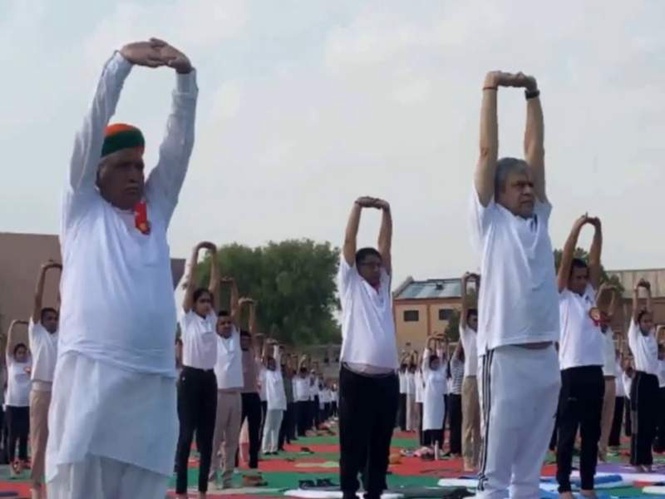 Image from: 'Many ills of life can be cured': Ashwini Vaishnaw, Arjun Ram Meghwal participate in International Yoga Day event in Bikaner