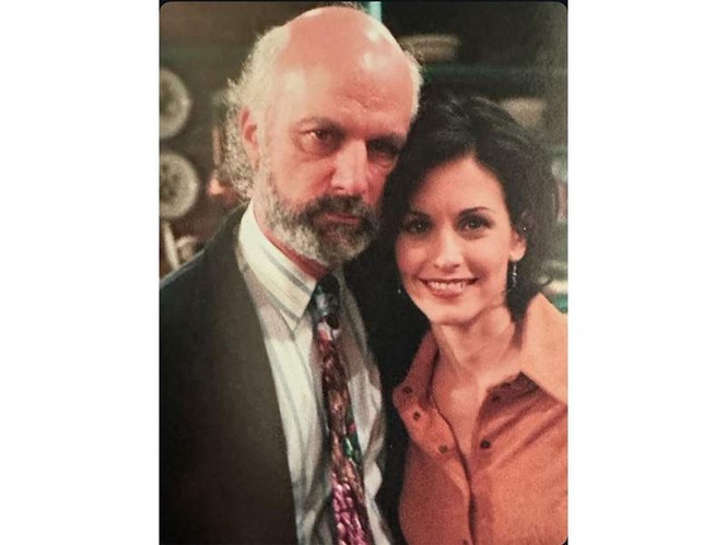 Image from: Actor Courtney Cox pays tribute to late director Jimmy Burrows, calls him "egoless"
