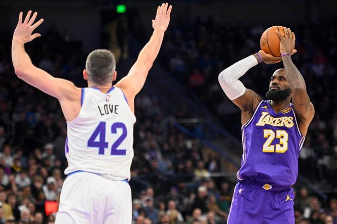 Image from: Kevin Love turns heads after quickly snuffing out a fan secretly recording LeBron James at the club