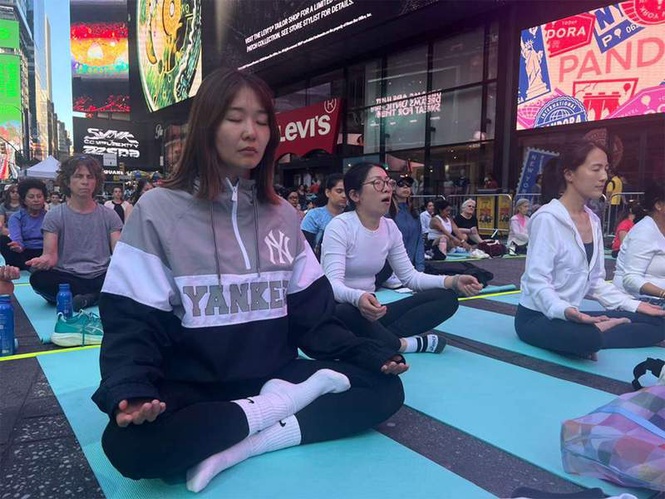 Image from: US: Om chants echo across Times Square in New York on International Yoga Day