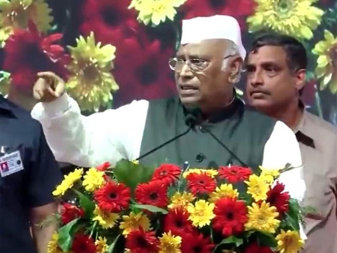 Image from: "You useless fellows...": Mallikarjun Kharge warns of disciplinary action after workers chant slogans for DK Shivakumar