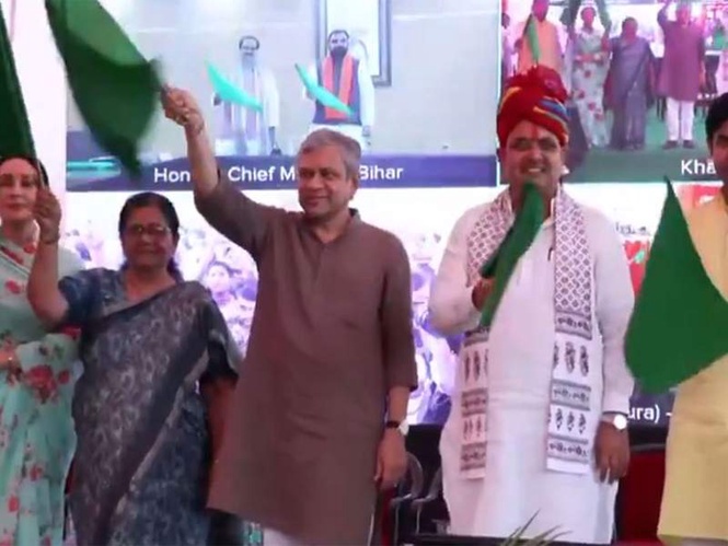 Image from: Rajasthan: Ashwini Vaishnaw, Bhajanlal Sharma flag off Darbhanga Amrit Bharat Express from Khati Pura station