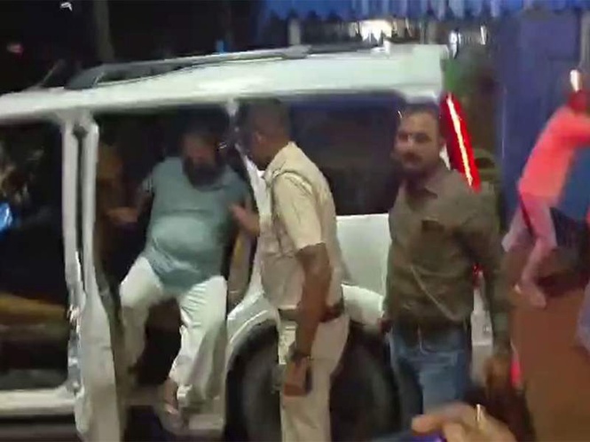 Image from: Former TMC MLA Ramendu Singharay brought on transit remand to Hooghly, greeted with protests and egg-hurling