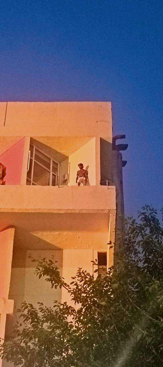Image from: Delhi: Cops stop man from jumping off ISBT Kashmere Gate building