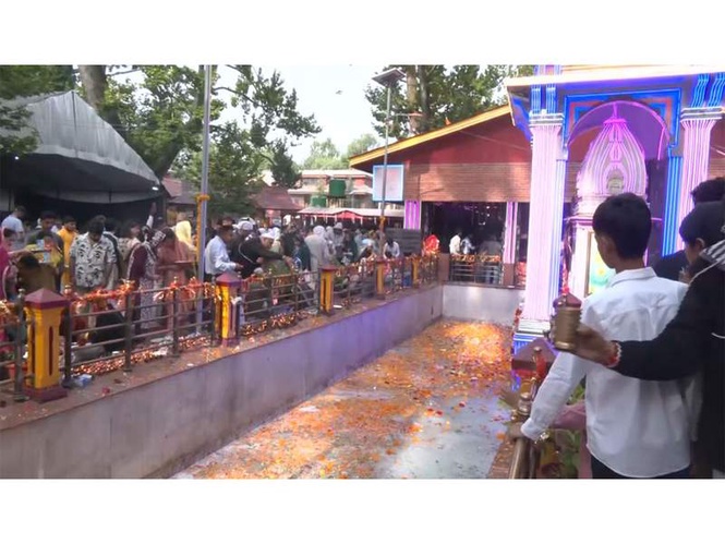 Image from: Thousands of devotees gather at Mata Kheer Bhawani Temple in Ganderbal for annual Mela