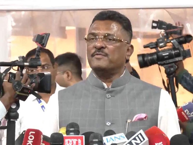 Image from: Six UBT Sena MPs joining Shiv Sena today, claims Maharashtra Minister Pratap Sarnaik