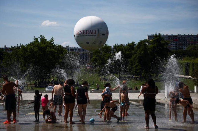 Image from: France braces for a week of punishing heat as red alerts spread