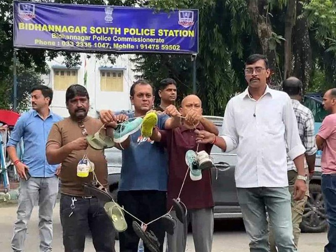 Image from: Football fans protest against former Bengal Sports Minister Aroop Biswas, wait outside police station with garland of shoes