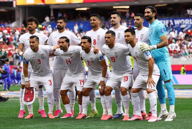 Image from: Iran football team leave note in tribute to dead schoolgirls after World Cup clash in Los Angeles