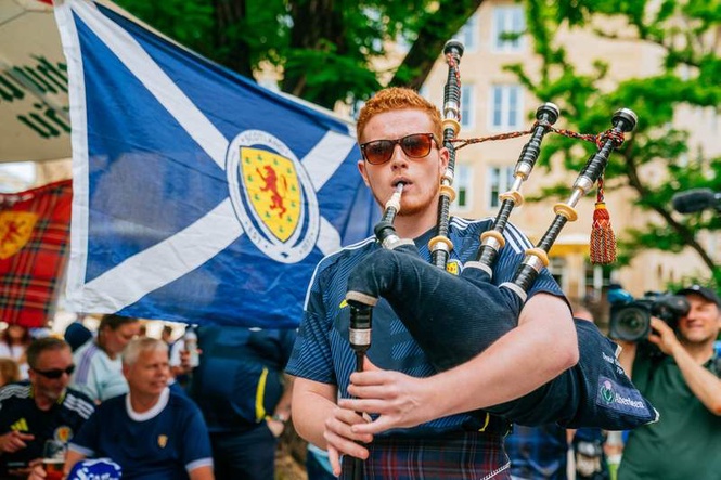 Image from: Delta Airlines surprises Scotland’s World Cup fans with gift as thanks for ‘bringing joy’ to Boston
