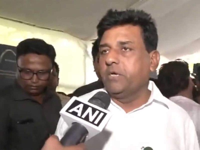 Image from: "Shiv Sena UBT could not handle their own MPs": Murji Patel on 6 rebel MPs joining Shinde camp