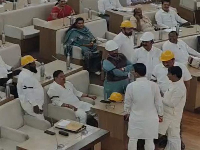 Image from: Pune Municipal Corporation: Opposition corporators wear helmets in House, allege threat from BJP