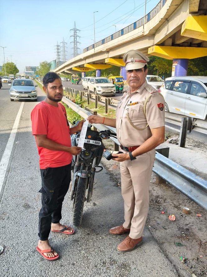 Image from: Gurugram: Bike with Rs 2.36 lakh pending traffic fines impounded