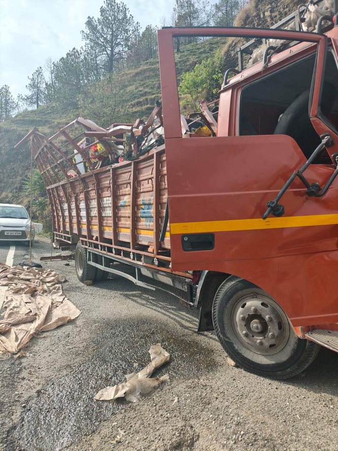 Image from: 1 killed, 18 injured as truck carrying band party plunges into gorge in Shimla’s Theog