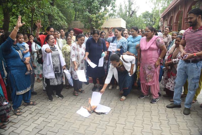 Image from: Health staffers hold protest near Ludhiana Civil Surgeon’s office
