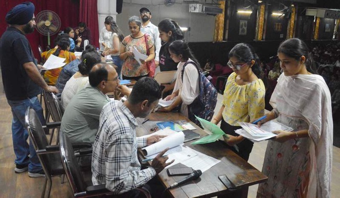 Image from: Aspirants make beeline for BCom at govt colleges in Ludhiana