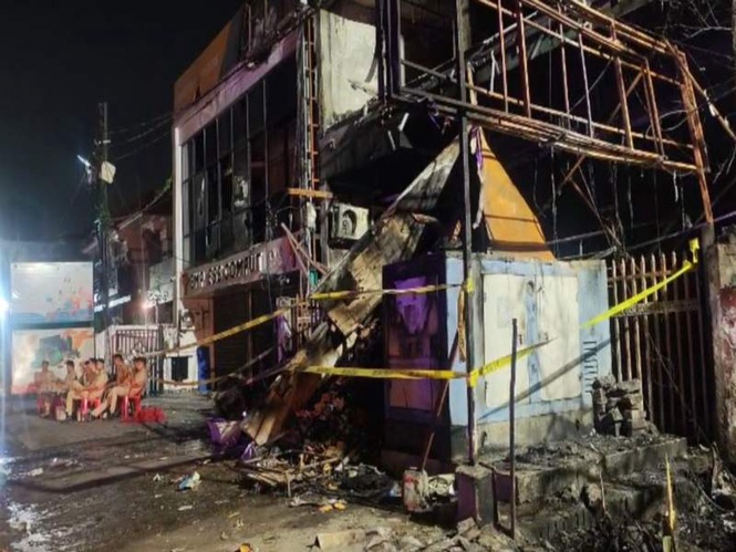 Image from: Lucknow fire tragedy: Police seal building, register FIR against six accused
