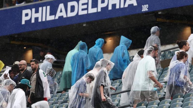 Image from: World Cup 2026: France-Iraq match suspended as stadium is evacuated due to thunderstorms